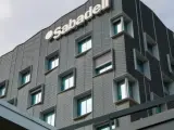 Las acciones del Banco Sabadell se han desplomado este martes en Bolsa casi un 3,4% después de rechazar la oferta de BBVA, que sube un 1,7%, había formulado para fusionar ambas entidades.