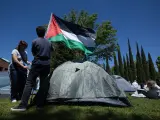 Dos estudiantes con una bandera de Palestina durante una acampada para mostrar su apoyo al pueblo palestino en la Complutense.