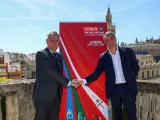 El alcalde de Sevilla, José Luis Sanz y el director de la Vuelta a España, Javier Guillén