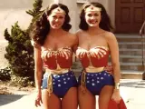 Jeannie Epper (izq.) y Lynda Carter en el rodaje de 'La Mujer Maravilla'.