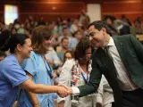 El presidente de la Junta de Andalucía, Juanma Moreno, en la bienvenida a los nuevos MIR del Hospital Virgen del Rocío de Sevilla.