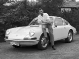 Ferdinand Porsche junto al prototipo del futuro Porsche 911.