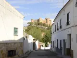 Vista al Castillo de Belmonte desde una calle del pueblo homónimo (Cuenca).