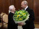 Vladimir Putin recibe a su maestra Vera Gurevich en el Kremlin.