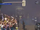 El autobús del Real Madrid llega al Santiago Bernabéu.