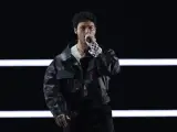 El sueco Eric Saade luce un pañuelo palestino durante su actuación en Eurovisión.