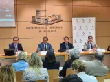 El consejero andaluz de Industria, Energía y Minas, Jorge Paradela (2i), en un foro de debate en la Confederación de Empresarios de Andalucía.