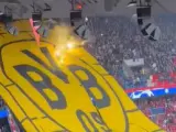Los aficionados del PSG queman el escudo del Borussia Dortmund en el tifo más espectacular y polémico de la Champions League.