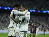 Los jugadores del Real Madrid, el inglés Jude Bellingham (i) y Joselu, celebran el primer gol.