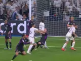 Momento en el que Nacho empuja a Kimmich antes del gol del Real Madrid.