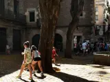 Ni&ntilde;os jugando en la plaza Sant Felip Neri de Barcelona.