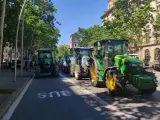 Varios tractores cortan la Gran Via de Barcelona delante de Acción Climática.