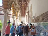 Un grupo de turistas fotografiando los alfarjes del Patio de Doncellas del Alcázar de Sevilla