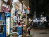 Una bandera palestina cuelga frente a una tienda en una calle del barrio de Fleming, en Alejandría, ciudad costera del norte de Egipto.