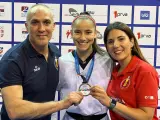 Adriana Cerezo posa con el oro del Europeo de Belgrado, junto a su entrenador, Jes&uacute;s Ramal, y la fisioterapeuta Mar&iacute;a Manrique.