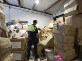 Un agente de la Policía Local de Sevilla durante la incautación de más de 100.000 falsificaciones.