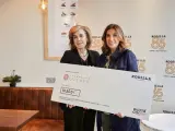 María Carceller, CEO de Grupo Rodilla, entrega el cheque a Pilar García de la Granja, presidenta de Fundación Querer