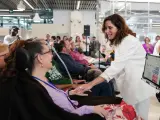 La presidenta de la Comunidad de Madrid, Isabel D&iacute;az Ayuso, visita a los primeros pacientes de ELA del centro diurno del Hospital Zendal.