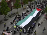 Manifestantes marchan con una gran bandera palestina durante la manifestación 'Stop Israel' en Malmö, Suecia.
