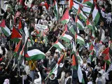 Manifestantes ondean banderas de Palestina en la marcha en Malmö contra Israel en Eurovisión.