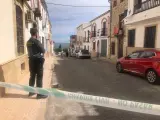 Cordón de la Guardia Civil en torno a la vivienda en la que fue localizado el cuerpo de la mujer asesinada en Jaén.