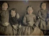 Daguerrotipo que muestra unos niños en torno a 1850.