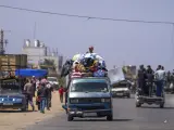 Palestinos huyendo de la ciudad de Rafah, rumbo al centro de Gaza.