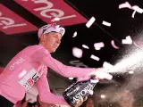 Tadej Pogacar celebra su victoria en la séptima etapa del Giro.
