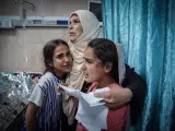 Una mujer y dos ni&ntilde;as palestinas en un hospital en Deir al Bal&aacute;, en el centro de la Franja de Gaza