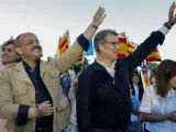 El presidente del PP, Alberto Núñez Feijóo (i), y el candidato a la presidencia de la Generalitat, Alejandro Fernández (d), participan en el acto de campaña que los populares celebraron el pasado jueves en Tarragona.
