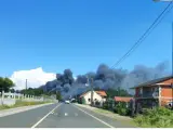 Columna de humo provocada por el incendio en Tomiño.