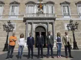 Los candidatos a las elecciones catalanas, salvo Carles Puigdemont (Junts), han posado en una foto de familia en la jornada de reflexi&oacute;n (de izq. a dcha.): Carlos Carrizosa (Ciudadanos); Laia Estrada (CUP); Pere Aragon&egrave;s (ERC); Salvador Illa (PSC); Ignacio Garriga (Vox); Jessica Albiach (Comuns Sumar), y Alejandro Fern&aacute;ndez (PPC).