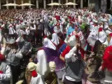 Más de 400 chulapos celebran San Isidro bailando en la Plaza Mayor.