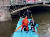 Sacan del río un autobús de pasajeros siniestrado en San Petersburgo