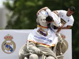 El capitán del Real Madrid, Nacho Fernández, junto a la estatua de la diosa Cibeles durante la celebración con aficionados de la trigésimo sexta Liga, este domingo en la plaza de Cibeles.