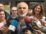 Carlos Carrizosa habla a los medios tras ejercer su derecho al voto en Barcelona.