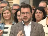 El candidato de ERC, Pere Aragonès, habla a los medios tras votar.