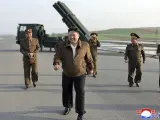 En esta foto facilitada por el gobierno norcoreano, el líder norcoreano Kim Jong Un, en el centro, supervisa un disparo de prueba de un nuevo sistema de lanzamiento múltiple de cohetes en un lugar no revelado de Corea del Norte el 10 de mayo de 2024.