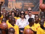 Prince Harry and Meghan, center, pose for a photograph with children during the Giant of Africa Foundation at the Dream Big Basketball clinic in Lagos Nigeria, Sunday, May 12, 2024. Prince Harry and his wife Meghan are in Nigeria to champion the Invictus Games, which Prince Harry founded to aid the rehabilitation of wounded and sick servicemembers and veterans. (AP Photo/Sunday Alamba) [[[AP/LAPRESSE]]]