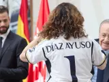 Isabel Díaz Ayuso con una camiseta del Real Madrid