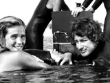 Susan Backlinie (izq.) y Steven Spielberg en el rodaje de 'Tiburón'.