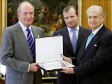 A la derecha, Jorge de Esteban recibe el premio FIES de Periodismo de la mano del rey Juan Carlos en 2010.