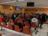 Los acusados sentados en la sala en el primer día de juicio en la Audiencia de Tarragona.