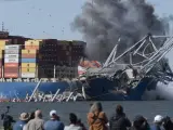Los equipos de especialistas han logrado detonar una serie de explosivos en el puente derrumbado en el accidente.