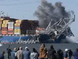Se detonan cargas explosivas para derribar secciones del derrumbado puente Francis Scott Key que descansaban sobre el portacontenedores Dali el lunes 13 de mayo de 2024, en Baltimore.