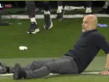 Guardiola cae al suelo tras el fallo de Son que pudo costarle la Premier.