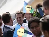 El presidente francés, Emmanuel Macron, rodeado de banderas de independencia de Nueva Caledonia en la isla de Ouvea, en 2018.
