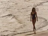 Modelo de Zara paseando por la playa