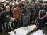 Familiares lloran a palestinos muertos en Gaza.