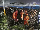 Rescatistas buscan heridos bajo la valla publicitaria que se derrumbó tras las fuertes lluvias y tormentas eléctricas, en Bombai, India, el lunes 13 de mayo de 2024.